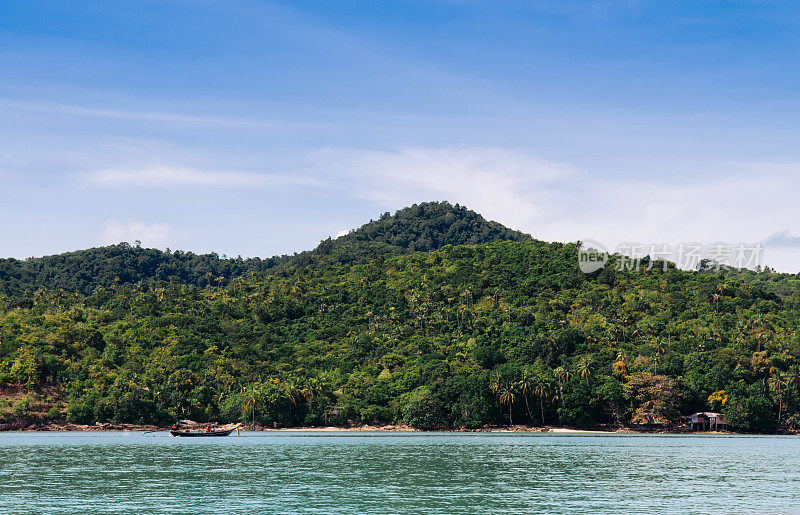 苏梅岛附近的Koh Tean小岛的蓝色海水和蓝天